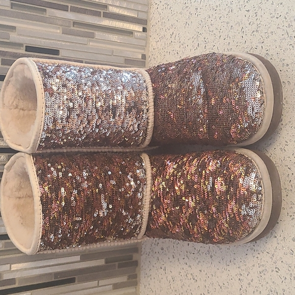 UGGS boots - Picture 3 of 5